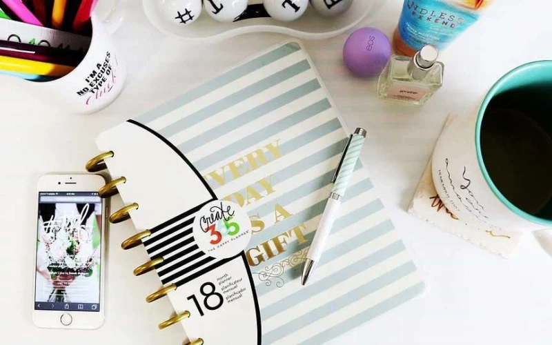 desk-1082044_960_720 (1)